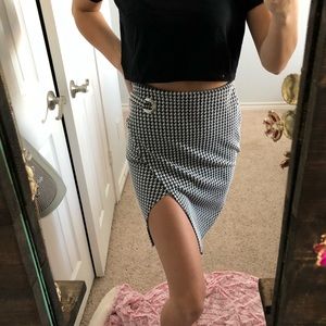 Black and white printed skirt with slit